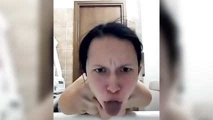 Девушка дурачится в ванной