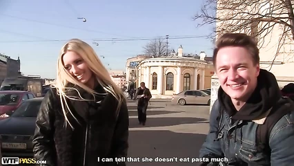 Стройную блондинку пикапперы поимели в подсобке бара