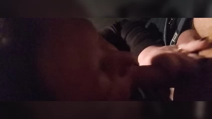 Зрелая женщина посасывает молодой член в машине