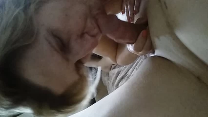 Блондинка сосёт с удовольствием