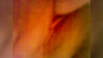 Играет с вибратором