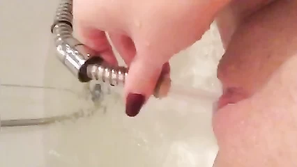 Дрочу свою дырку струёй воды