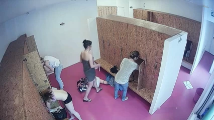 Красотки переодеваются в раздевалке