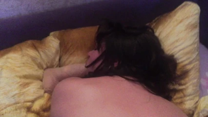 Сосёт фаллос, стонет и трахается рачком