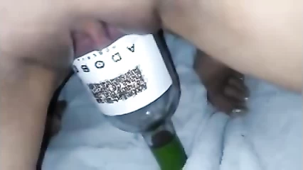 Ебётся с бутылкой