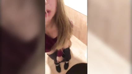 Забежала в туалет передёрнуть пилотку