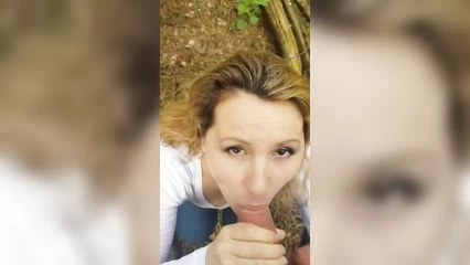 Женщина отсосала член на природе