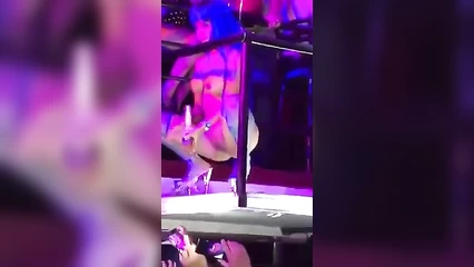 Секс с бутылкой на стриптизе