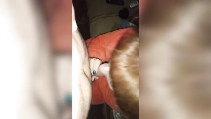 Мужик даёт за щеку рыжей супруге