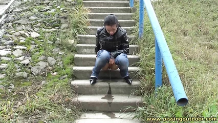 Перемерзнув на улице сняла брюки и обоссала ступеньки