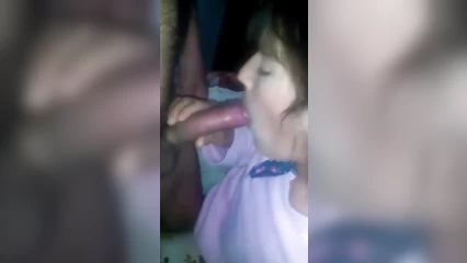 Девушка отсасывает из члена друга