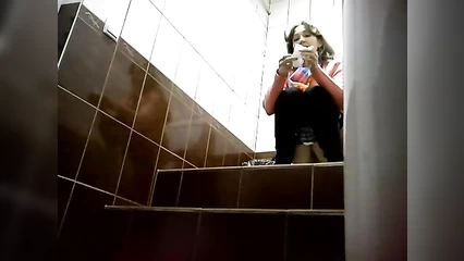 В офисном туалете