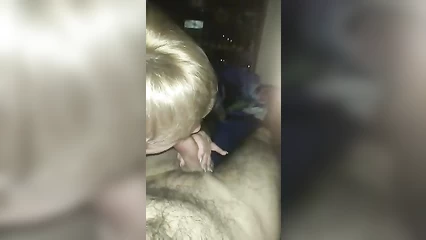 Шлюха Валя сосёт хуй