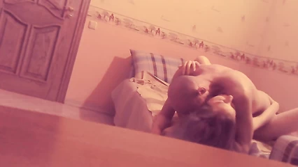 Сучка умеет кончать, кричит на всю комнату