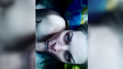 Приятно сжимает губами залупу