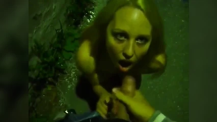 Заставил жену раздеться на улице и трахнув кончил в рот