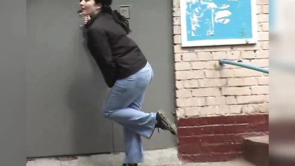 Толстушка не успела снять штаны и уписалась возле дома