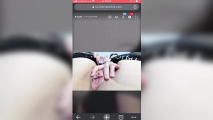 Молоденькая вебмодель ласкает свою пиздёнку