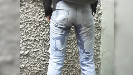 На улице брюнетка нассала в джинсы