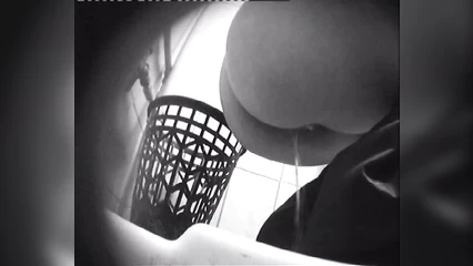 Скрытая камера в туалете сняла писающую тёлку