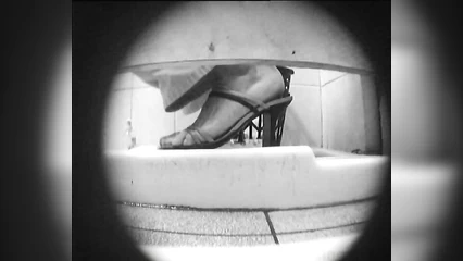 Реальная скрытая камера в женском туалете