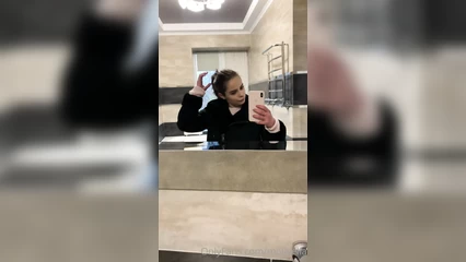 Моделька снимает себя на телефон