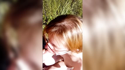 Сделала мне первый летний минет на природе