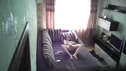 Как она себя любит, любуясь своим отражением