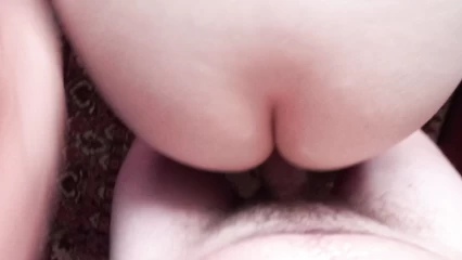 Большая жопа дрожит, когда трахают сзади